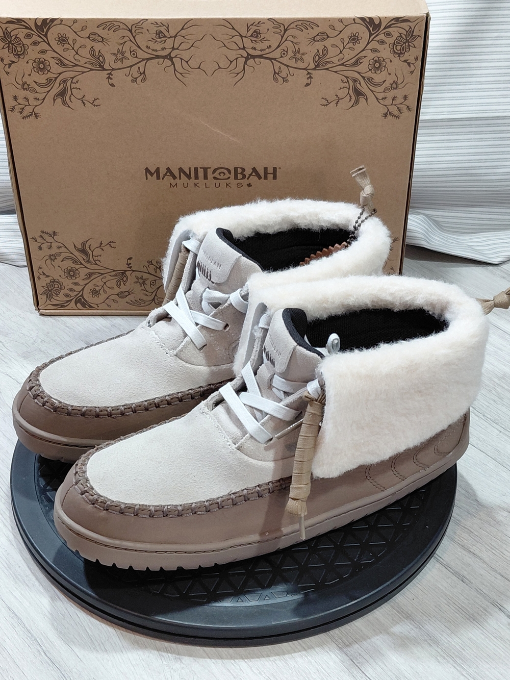 NWT Manitobah Women's Skoden Suede Leather Pumice Shearling Ankle Boots W9